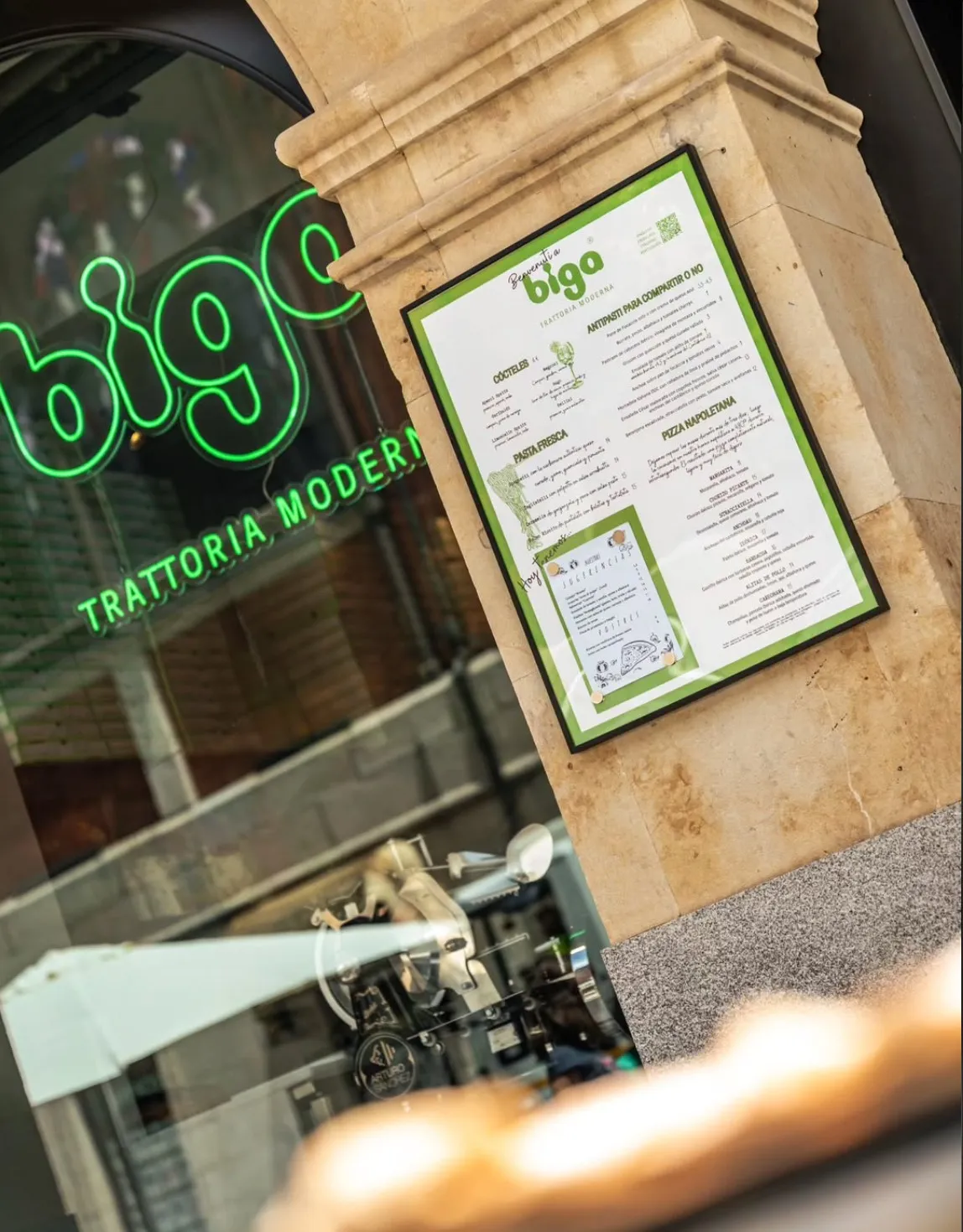 Fachada de BIGA con el neón y la carta