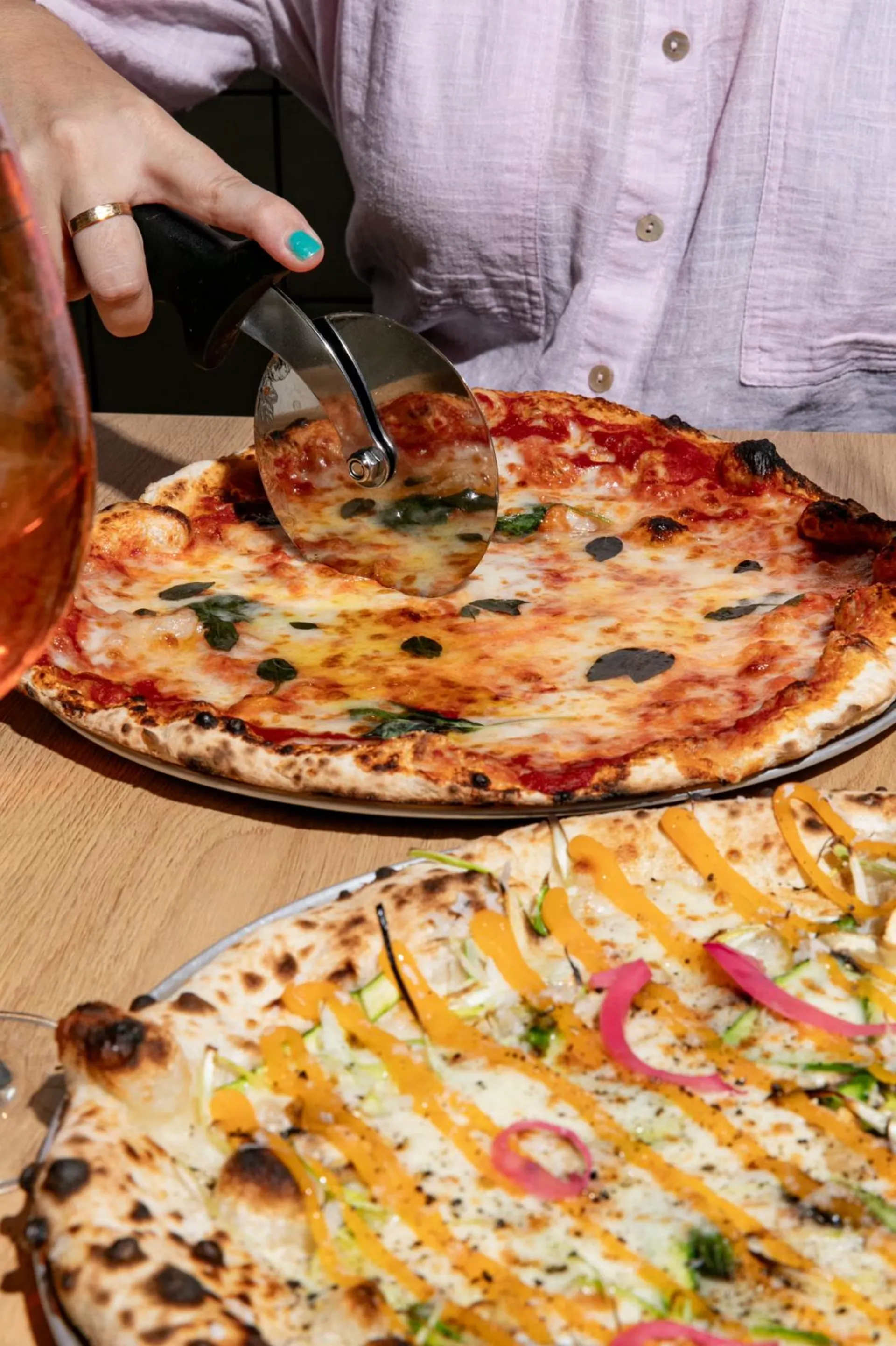 Pizza napolitana cortándose en la mesa